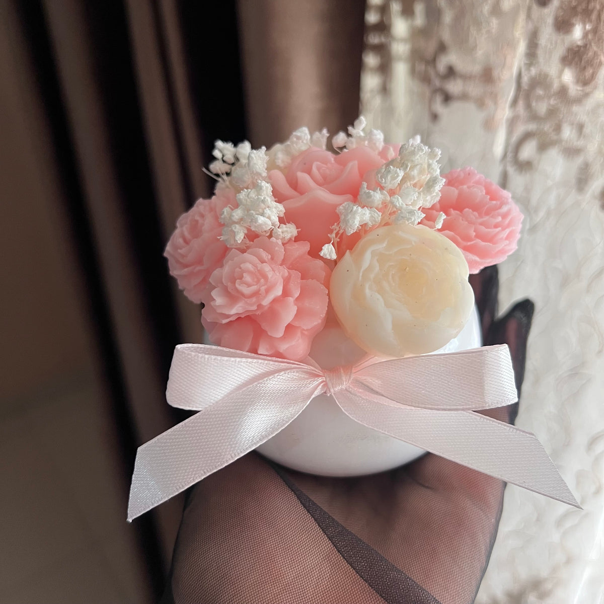 فازة ورود شمعية معطرة